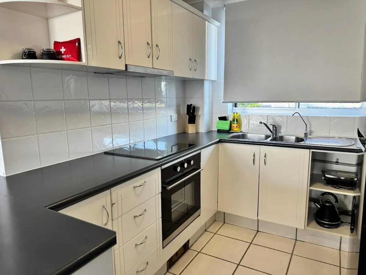 Surfers Paradise Ocean View Apartment With Pool & Lift Access Gold Coast
